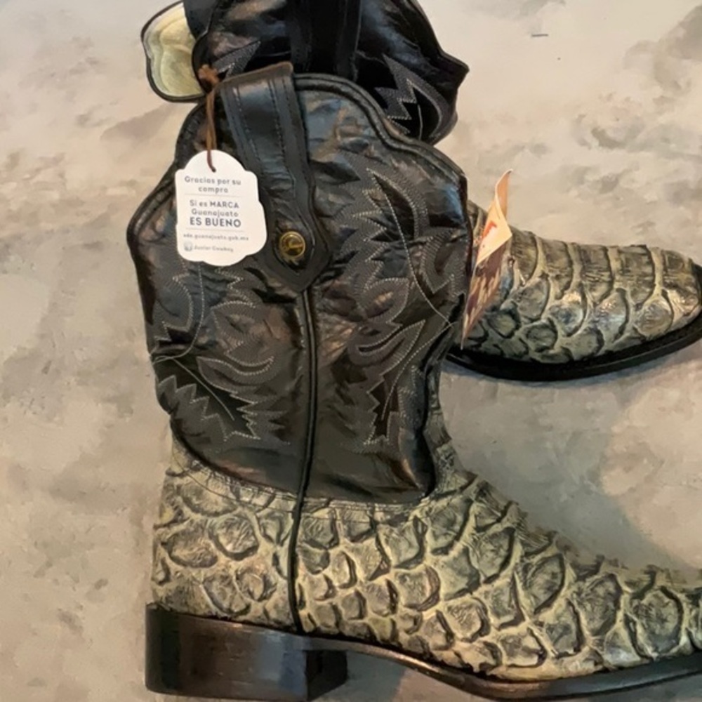 Men’s cowboy boots size 9 junior new